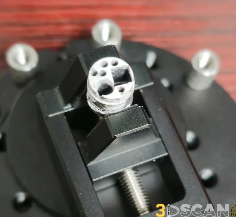 Extremely-Tiny-Medical-Device-02